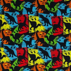 Könnte beinhalten: Ein farbenfrohes Stoffmuster mit Dinosaurier-Motiv. Schwarze Dinosaurier-Silhouetten vor einem Hintergrund aus roten, gelben, grünen, blauen und orangefarbenen geometrischen Formen. Die Wörter "RAWRL" und "DIN" sind auf dem Stoff aufgedruckt.
