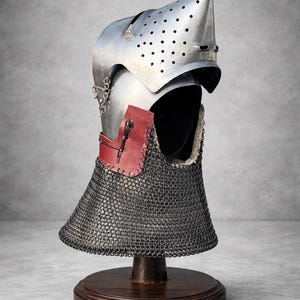 Elmo bacinetto in acciaio forgiato a mano: Teschio di Norimberga con cotta di maglia