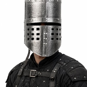 Capacete de Cavaleiro Negro Medieval: Armadura de aço pronta para batalha, ideal para LARP e cosplay.