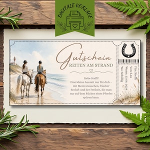Könnte beinhalten: Ein rechteckiger Gutschein mit einer Strandszene, auf der zwei Personen reiten. Der Text lautet Gutschein REITEN AM STRAND, Liebe Steffi, inklusive Feldern für Für, Von, Wann und Wo. Ein schwarzes Hufeisen-Symbol befindet sich oben rechts.
