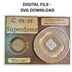 Könnte beinhalten: Holzkunstwerk mit dem Caesars Superdome-Stadion in New Orleans. Das Design umfasst den Grundriss des Stadions, die Adresse und den Satz "Who dat?" in einer geschichteten Holzkonstruktion. Der Text "DIGITAL FILE - SVG DOWNLOAD" befindet sich oben.