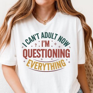 Camiseta divertida sobre la vida adulta, humor millennial, camiseta para la crisis existencial
