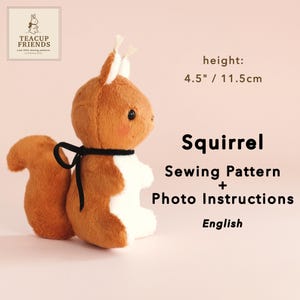 Puede incluir: Un patrón de costura de ardilla de peluche con instrucciones fotográficas. La ardilla de peluche es marrón con vientre blanco y lazo negro. Mide 11,5 cm de alto (4,5 pulgadas). El texto de la imagen dice "Squirrel Sewing Pattern + Photo Instructions English".