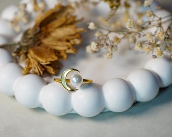 Bague en perle et croissant de lune | Bijou céleste délicat en or