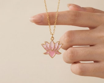 Collar de flor de loto esmaltado chapado en oro de 14 quilates / Collar Flor de la Vida / Collar delicado de flor de loto / Collar para uso diario / Regalo para el Día de la Madre