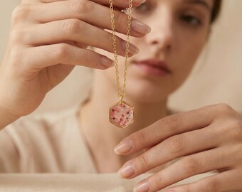 Collar personalizado de oro de 14 quilates con flor de nacimiento natural / Collar con flor de nacimiento / Collar con flor de nacimiento seca prensada / Collar para parejas / Regalo para mamá