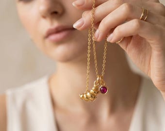 Collar minimalista de croissant de oro de 14 quilates con piedra de nacimiento / Collar personalizado con diseño de comida / Collar de croissant 3D / Collar para amantes franceses / Regalo para mamá