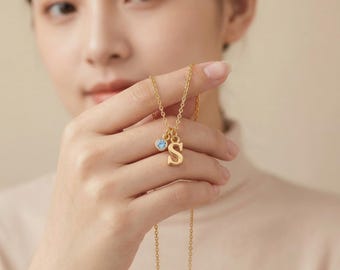 Collar con inicial personalizada en oro de 14 quilates con piedra de nacimiento / Collar con inicial delicada / Collar para uso diario / Regalo para esposa / Regalo para el Día de la Madre