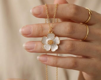 Collar de flor de cerezo con esmalte de oro de 14 quilates / Collar delicado de flor de cerezo / Collar para uso diario / Collar para el Día de la Madre / Regalo para ella