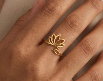 Anillo de loto dorado / Joyería delicada de flor de loto ajustable / Anillo de oro bohemio minimalista para mujer / Regalo de loto inspirado en el yoga espiritual