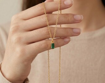 Collar pequeño de oro de 14 quilates con piedra natal en forma de baguette / Collar con piedra natal / Collar con piedra natal chapado en oro / Regalo para mamá / Regalo para dama de honor