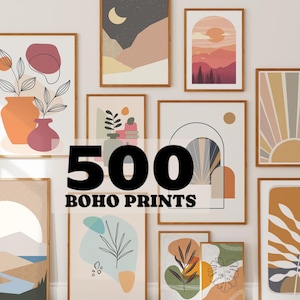Op de afbeelding: Een verzameling ingelijste kunstafdrukken met een boho-thema. De afdrukken tonen abstracte ontwerpen, landschappen en botanische illustraties in warme, aardse tinten. De tekst "500 BOHO PRINTS" staat prominent in het midden.