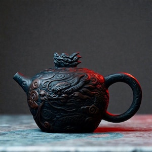 Puede incluir: Una tetera de cerámica marrón oscuro con un diseño de dragón tallado en su superficie. La tetera presenta una tapa y un asa en forma de dragón, y el cuerpo está adornado con intrincados patrones de nubes. El pico está en el lado izquierdo.