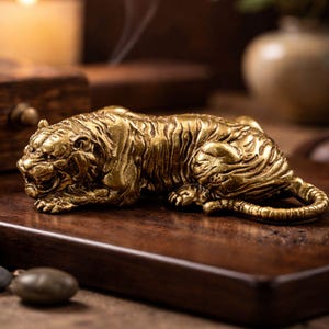 Statuetta di tigre in ottone, simbolo di potere e successo da scrivania, miniatura di animaletto da tè, figura portafortuna, ornamento da mensola, regalo per l'ospite, decorazione da scrivania, regalo Feng Shui