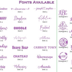 Puede incluir: Una exhibici&oacute;n de diferentes estilos de fuente, como cursiva y negrita, con nombres como "Ballantines", "Ordinary" y "Bubble". Las fuentes son de color p&uacute;rpura, con las palabras "Fonts Available" en la parte superior.