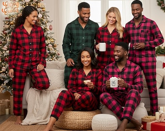 Könnte beinhalten: Eine Gruppe von Menschen in passenden rot-schwarz karierten Pyjama-Sets. Die Pyjamas bestehen aus Hemden mit Knöpfen und Hosen. Einige Personen halten Tassen und kleine Geschenke. Im Hintergrund ist ein Weihnachtsbaum zu sehen.