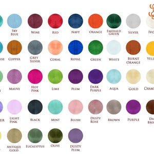 Puede incluir: Una taza de cer&aacute;mica blanca con asa negra y el texto "But First, Coffee" en negrita negra. La taza se encuentra sobre un fondo borroso, sugiriendo un ambiente acogedor.