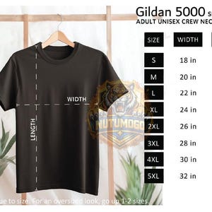 Puede incluir: Una camiseta negra de cuello redondo junto a una tabla de tallas. La tabla enumera las tallas de la S a la 5XL con las medidas de ancho y largo en pulgadas. El texto dice Gildan 5000 Size Guide Adult Unisex Crew Neck T-Shirt.