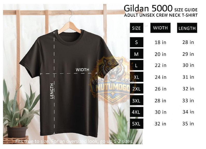 Puede incluir: Una camiseta negra de cuello redondo junto a una tabla de tallas. La tabla enumera las tallas de la S a la 5XL con las medidas de ancho y largo en pulgadas. El texto dice Gildan 5000 Size Guide Adult Unisex Crew Neck T-Shirt.