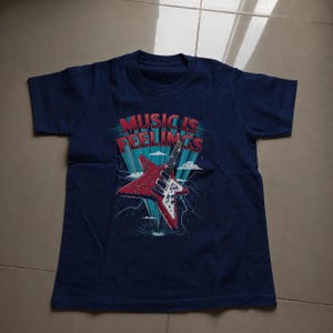 Musik ist Gefühle T-Shirt | BandMerch Tee | Gildan Unisex Baumwoll Shirt