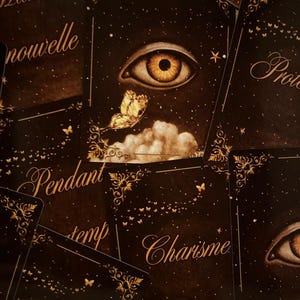 Könnte beinhalten: Eine Sammlung von Tarotkarten mit dunkelbraunem Hintergrund und goldenen Akzenten. Jede Karte zeigt ein Auge, einen Schmetterling und Text in goldener Schrift. Die Karten haben ein himmlisches Thema mit Sternen und Wolken.