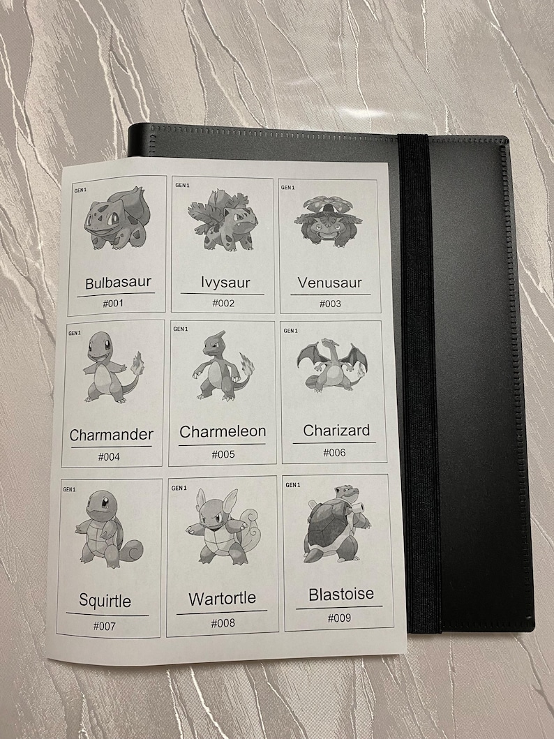 Pu&ograve; includere: Un raccoglitore nero con una fascia elastica contiene un foglio bianco con nove illustrazioni in bianco e nero di personaggi Pokemon etichettati Bulbasaur #001, Ivysaur #002, Venusaur #003, Charmander #004, Charmeleon #005, Charizard #006, Squirtle #007, Wartortle #008 e Blastoise #009.
