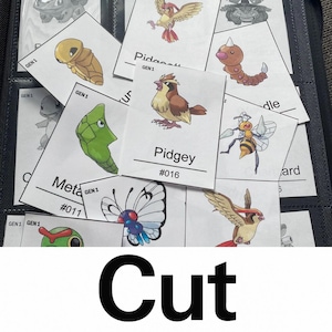 Pu&ograve; includere: Una collezione di carte collezionabili bianche con illustrazioni colorate di varie creature della Generazione 1, tra cui Pidgey, Metapod e Beedrill. Le carte sono disposte in un raccoglitore nero con buste di plastica trasparente e etichette.