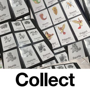 Pu&ograve; includere: Una pagina di raccoglitore in plastica nera per carte collezionabili riempita con carte bianche raffiguranti illustrazioni colorate di varie creature. Ogni carta mostra un nome, un'etichetta di generazione e un numero identificativo. Il testo Collect Organize and store your cards with precision &egrave; stampato sotto le pagine.