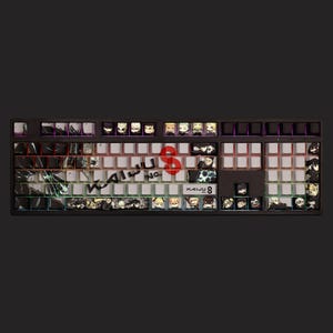 Op de afbeelding: Een zwart mechanisch toetsenbord met aangepaste keycaps met illustraties van anime-personages. De keycaps hebben een verscheidenheid aan kleuren en ontwerpen, waaronder de tekst "KAIJU No. 8" en het nummer "8" in rood. Het toetsenbord staat tegen een donkere achtergrond.