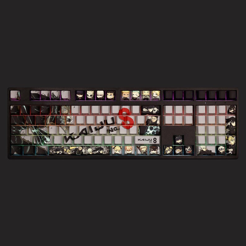 Op de afbeelding: Een zwart mechanisch toetsenbord met aangepaste keycaps met illustraties van anime-personages. De keycaps hebben een verscheidenheid aan kleuren en ontwerpen, waaronder de tekst "KAIJU No. 8" en het nummer "8" in rood. Het toetsenbord staat tegen een donkere achtergrond.