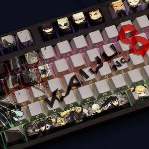 Op de afbeelding: Een mechanisch toetsenbord met aangepaste keycaps met anime-achtige karakterontwerpen en het woord "WAY" in het zwart. Het toetsenbord heeft een zwart frame en witte keycaps met verschillende illustraties.