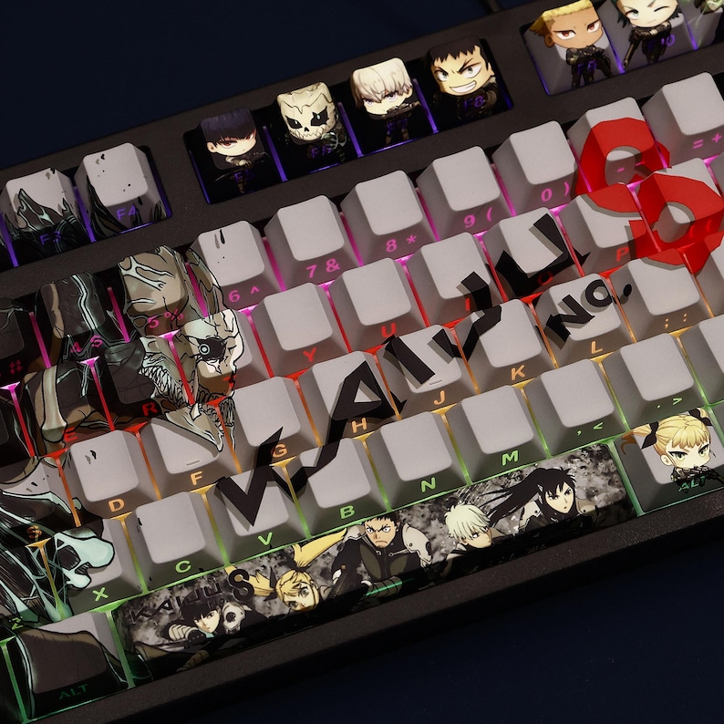 Op de afbeelding: Een mechanisch toetsenbord met aangepaste keycaps met anime-achtige karakterontwerpen en het woord "WAY" in het zwart. Het toetsenbord heeft een zwart frame en witte keycaps met verschillende illustraties.