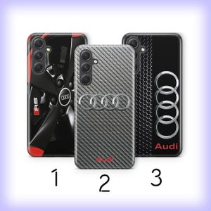 Può includere: Tre custodie per telefono con design Audi. Una custodia presenta un design nero e rosso con le lettere "RS" e il logo Audi. La seconda custodia ha un motivo in fibra di carbonio con il logo Audi. La terza è nera con il logo Audi e la scritta "Audi".