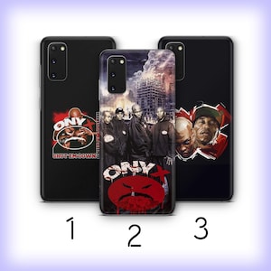 Peut inclure: Trois coques de téléphone noires avec le groupe de hip-hop Onyx. Les coques affichent divers graphiques, notamment le logo du groupe, des membres et des pochettes d'album. Les coques sont conçues pour un téléphone Samsung Galaxy.