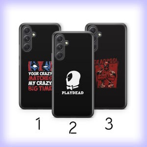 Peut inclure: Trois coques de smartphone noires avec des graphismes Deadpool. La coque 1 montre des yeux et le texte YOUR CRAZY MATCHES MY CRAZY BIG TIME. La coque 2 affiche une icône de masque blanc et le texte PLAYDEAD. La coque 3 présente une illustration.