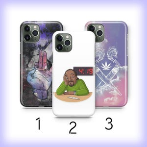 Könnte beinhalten: Drei Smartphone-Hüllen mit unterschiedlichen Designs. Die erste zeigt eine Hand, die eine Zigarette vor einem dunklen Nebelhintergrund hält. Die zweite ist weiß mit einer Cartoon-Figur und einer Digitaluhr, die 4:19 anzeigt. Die dritte hat einen violetten Himmel mit zwei gekreuzten Zigaretten und einem Blatt.