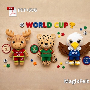 Op de afbeelding: Drie vilten dierenfiguren: een eland, een cheetah en een adelaar, elk met voetbaluniformen met landennamen en nummers. Het woord "WORLD CUP" is in kleurrijke letters erboven gespeld, met voetballen en sterren verspreid.
