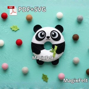 Könnte beinhalten: Ein Filz-Panda-Bär mit einem donut-förmigen Körper, schwarz-weißem Fell und einem Bambusstiel. Das Bild enthält Filzkugeln in verschiedenen Farben und grüne Filzblätter. Der Text auf dem Bild lautet "PDF+SVG" und "MagixFelt".