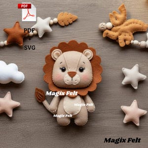 Può includere: Un leone di feltro con una criniera marrone e un'espressione dolce è il punto focale di questa immagine. Intorno al leone ci sono stelle di feltro, una nuvola e altri elementi decorativi. Il testo "Magix Felt" è visibile.
