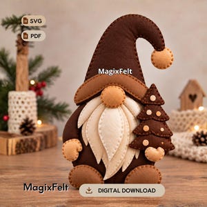 Può includere: Un ornamento a forma di gnomo in feltro nei toni del marrone e crema, con un cappello alto a punta con pompon, una lunga barba e un piccolo albero tenuto in una mano. Il testo MagixFelt è visibile sullo gnomo e in basso con Digital Download.