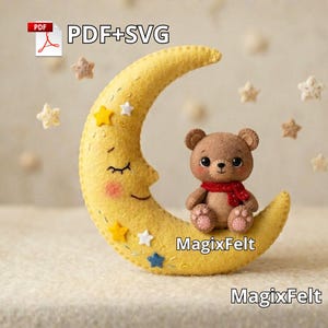 Könnte beinhalten: Ein Filzhandwerk mit einem lächelnden gelben Halbmond und einem braunen Teddybär mit rotem Schal. Der Mond ist mit Sternen verziert. Der Text "PDF+SVG" und "MagixFelt" sind ebenfalls sichtbar.