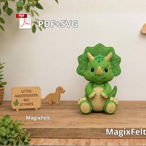 Puede incluir: Un peluche de triceratops de fieltro verde con vientre y almohadillas beige, con ojos de cuentas negras y detalles cosidos. La imagen incluye el texto PDF+SVG, Little Adventurers Big Stories y el nombre de marca MagixFelt.