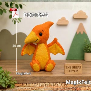 Può includere: Un peluche di pterodattilo in feltro arancione e giallo con occhi neri e dettagli cuciti. Il giocattolo è contrassegnato da un'altezza di 25 cm. Un blocco di legno reca la scritta THE GREAT FLYER. L'immagine include icone di file PDF e SVG.