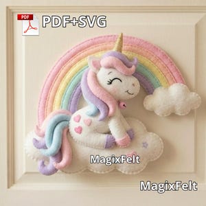 Può includere: Un unicorno di feltro con un corno dorato, seduto su una nuvola, sotto un arcobaleno. L'unicorno ha una criniera e una coda rosa, con cuori rosa sul corpo. Il testo "MagixFelt" è sotto la nuvola. L'immagine include anche il testo "PDF+SVG".
