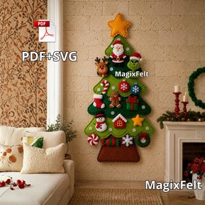 Puede incluir: Un árbol de Navidad de fieltro verde para colgar en la pared con una estrella amarilla en la punta y varios adornos de fieltro desmontables como Santa, un reno, un muñeco de nieve, un hombre de jengibre, regalos y dulces, con etiquetas de texto PDF+SVG y MagixFelt.