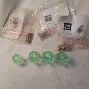 PBteen 4 Acrylic Knobs in a hexagonal mint green design 3/1.5" & 1/1"Diamanter