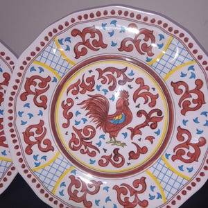 SET OF 6- Sur La Table 11" Plates Red Rooster Red Melamine 731612 New Never Used imagen 1