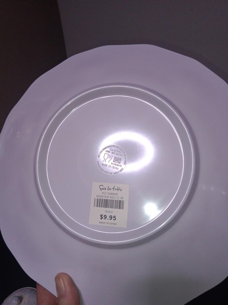 SET OF 6- Sur La Table 11" Plates Red Rooster Red Melamine 731612 New Never Used imagen 3