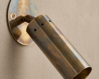 Aplique de pared moderno de mediados de siglo con acabado patinado en latón / Lámpara de pared industrial cilíndrica de metal / Lámpara de tocador minimalista de latón envejecido