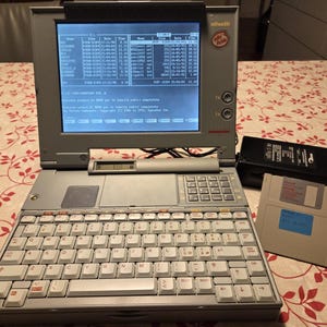 Vintage Olivetti Philos 45 NB1015 Laptop, italienischer 486 Computer der 90er mit DOS-Diskette und Netzteil